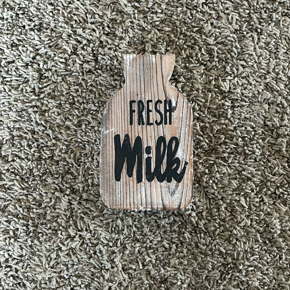 “Fresh Milk” sign